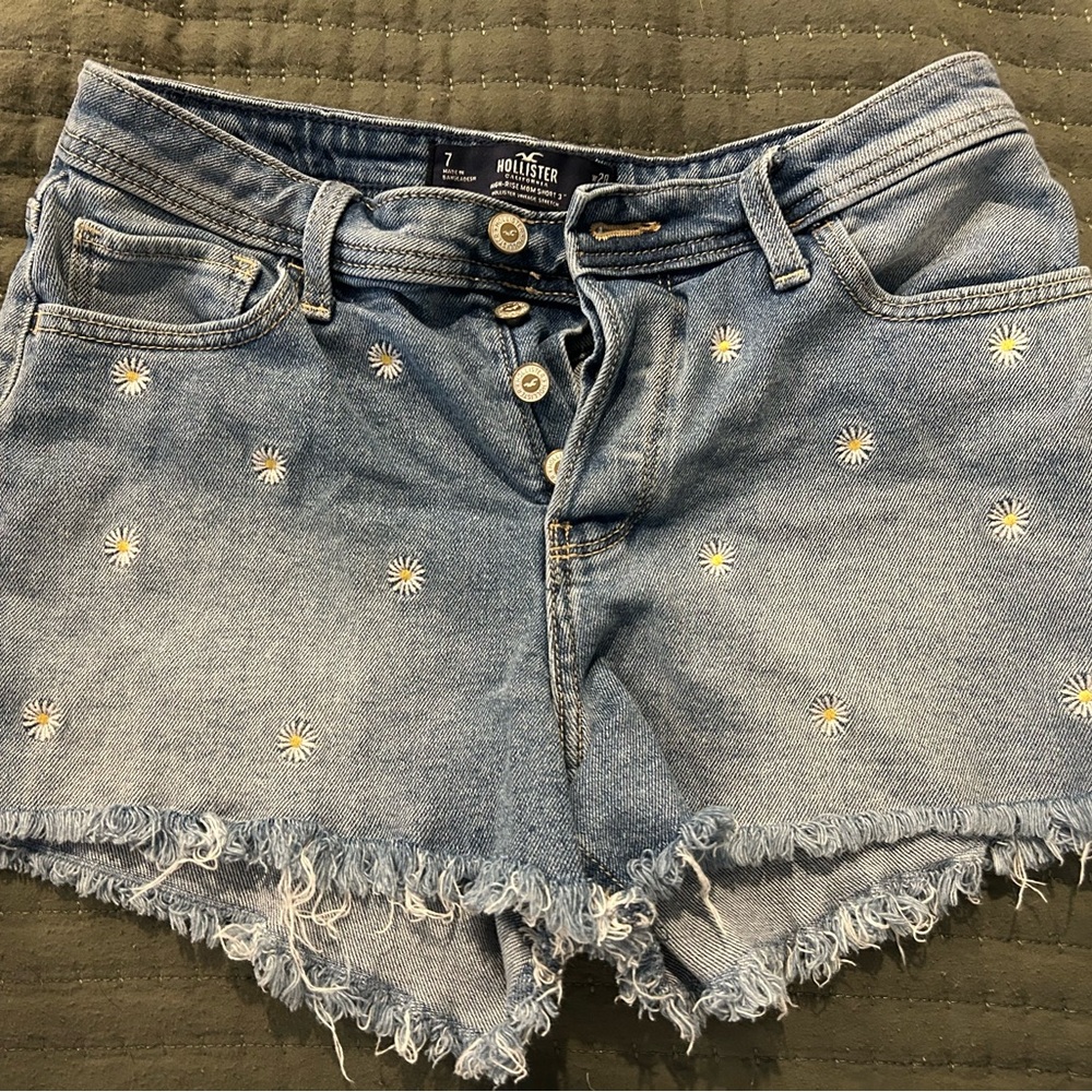NWOT Hollister shorts size 28 daisy high rise mom 3in inseam. Washed, never worn